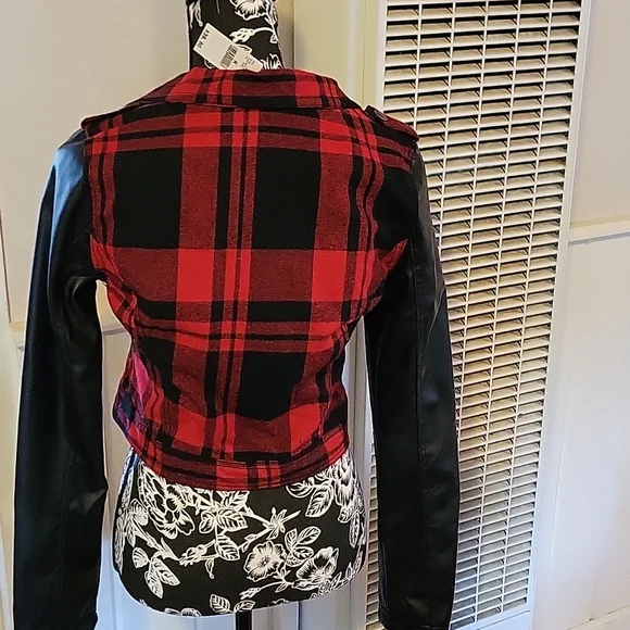 Faux Leather Jacket Cropped - Picture 3 of 4